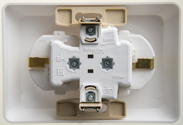 Systeme Electric Этюд Бел Розетка 2-ая с/з со шторками 16А 250B